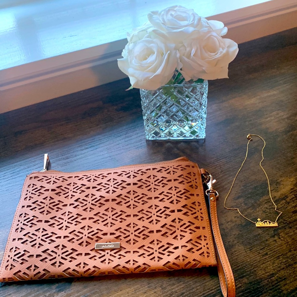 Aldo clutch